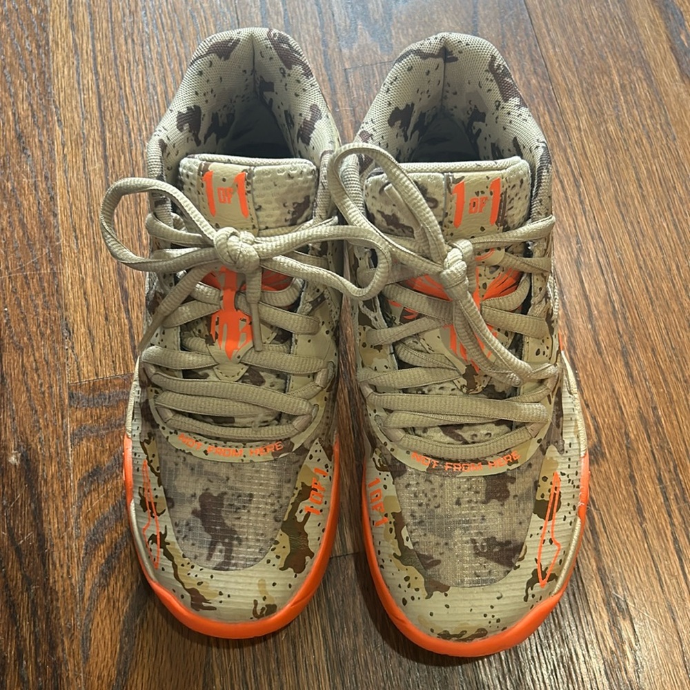 LaMelo’s boys size 5.5